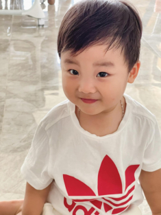 Chồng đại gia Long An được người phụ nữ hỏi xin giống đẻ con, Hoà Minzy khẳng định không dễ