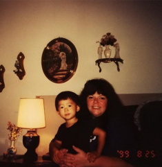 Cô bé mồ côi 8 tháng được nhận nuôi thành ngôi sao ở Mỹ, vóc dáng nóng bỏng tuổi 25