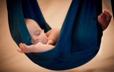 Có nên cho trẻ sơ sinh nằm võng?