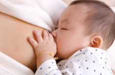 Có nên cho trẻ sơ sinh uống nước và bé mấy tháng thì uống được nước?