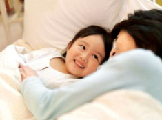 Con 4 tuổi đêm tỉnh giấc hỏi: “Sao bố nằm trên người mẹ?”, cách mẹ đáp mới hay