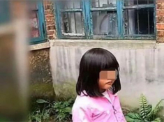 Con gái 5 tuổi ôm áo mẹ đã mất ra sau nhà, bố bí mật theo dõi thì bật khóc