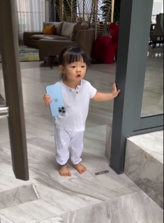 Con gái Cường Đôla gọi bố, tay cầm điện thoại 40 triệu ai cũng thót tim: Đại gia có khác