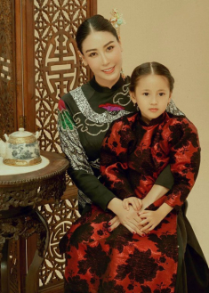 Con gái Hà Kiều Anh hoá ra là “con vua, cháu chúa”, chẳng trách xinh đẹp