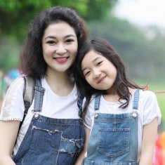 Con gái HH Nguyễn Thị Huyền lần đầu đi guốc cao catwalk, truyền nhân của nàng hậu đây rồi