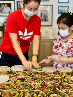 Con gái Hoa hậu Jennifer Phạm cùng mẹ nấu cơm gà, cháo bào ngư gửi tuyến đầu chống dịch