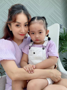 Con gái Khánh Thi xinh đẹp kiêu sa, chụp ảnh với mẹ nhưng không cười: Đúng kiểu mợ chảnh!