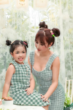 Con gái Minh Nhựa mới bé tí đã thích trang điểm, mẹ cũng phải “xin thua” khoản điệu