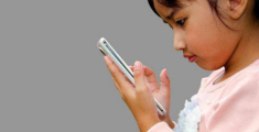 Con gái mượn điện thoại rồi trốn biệt trong phòng, mẹ điếng người khi phát hiện sự thật