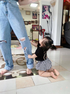 Con gái quỳ gối đu bám, Đông Nhi cương quyết không bế được mẹ bỉm đồng cảm