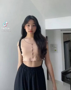 Con gái Quyền Linh diện croptop nhảy tiktok khoe cơ bụng săn chắc