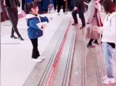 Con gái sợ hãi không dám bước xuống bậc cầu thang, hành động của người mẹ khiến CĐM tức giận