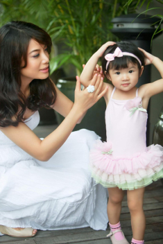 Con gái Trương Ngọc Ánh lúc nhỏ là tiểu mỹ nhân, 10 năm sau tự tin đăng quang hoa hậu