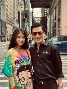 Con gái Trương Ngọc Ánh sành điệu trên đất Mỹ: Mặc đồ hiệu đắt tiền, chụp ảnh ở phố sang