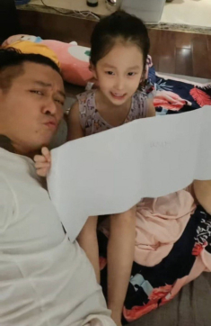 Con gái Tuấn Hưng trổ nét mỹ nhân giống mẹ, mong bố nhiều tiền và gia đình mãi bên nhau