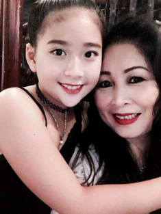 Con gái út NSND Hồng Vân nổi tiếng đẹp tựa hotgirl, thay đổi với diện mạo tuổi 15