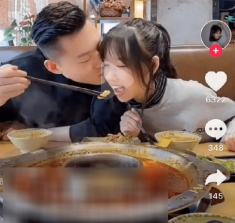 Con gái và bố có hành động thân mật quá đà ở hàng ăn khiến ai cũng đỏ mặt