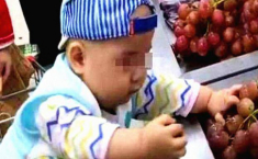 Con hái nho trong siêu thị ăn bị phát hiện, mẹ nói một câu nhân viên vội xin lỗi