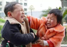 Con làm gãy kính của bạn 3,6 triệu đồng, bố nói một câu, gia đình kia không dám đòi tiền