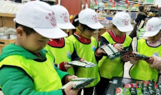 Con mở nắp chai uống nước trong siêu thị, nhân viên bắt đền gấp 10 lần vì 1 lý do