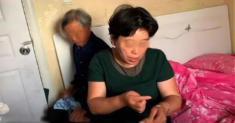 Con sơ sinh khóc thét bỗng im bặt nhờ cách dỗ hay của bà, bác sĩ lại mắng té tát