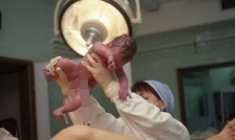 Con sơ sinh vừa chào đời bị y tá tát mạnh đến bật khóc, mẹ vội vàng cảm ơn