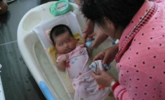 Con tắm xong cả người đỏ rực như tôm luộc, mẹ bàng hoàng khi bác sĩ chỉ ra sai lầm