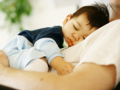 Con thích ngủ chung giường với mẹ, hậu quả khi vào mẫu giáo khiến mẹ tự trách mình