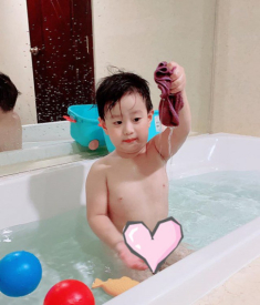 Con trai 5 tuổi hỏi “Mẹ tắm cùng con không”, vợ cũ Việt Anh trả lời ai cũng khen