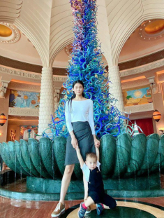 Con trai Kha Mỹ Vân ở xứ dát vàng Dubai từng dương tính Covid-19, bố mẹ hôn con suốt ngày