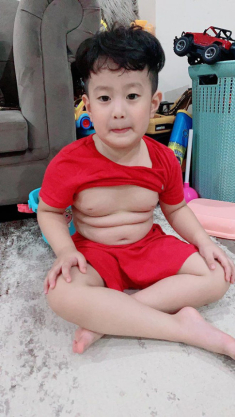 Con trai lớn bụ bẫm, đẹp trai giống bố, Việt Anh khen nức nở, vợ cũ thẳng thắn đáp trả