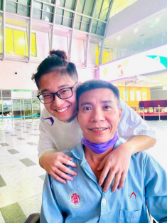 Con trai mừng sinh nhật Công Lý trong bệnh viện, MC Thảo Vân nói lời tình cảm với bố Tít