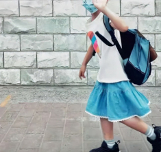 Con trai nói muốn mặc váy đi học, cách làm của ông bố khiến ai nấy đều không hài lòng