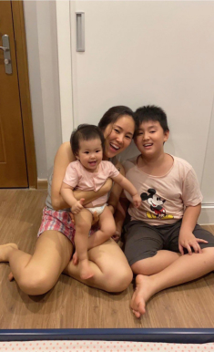 Con trai riêng Lê Phương hôn môi em gái cùng mẹ khác cha, dân mạng nói “Đừng nên”