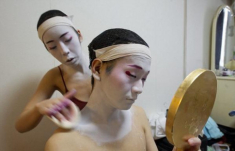 Cuộc sống của một Geisha nam sau lớp phấn trang điểm