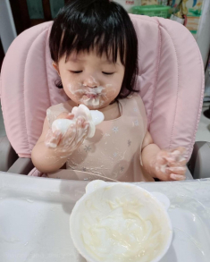 Cười ngất với kiểu ăn bốc của con gái Đông Nhi, mẹ bỉm khoe ảnh con đáng yêu không kém