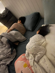 Cường Đôla ôm con gái ngủ nhưng ảnh Đàm Thu Trang chụp lén lúc nửa đêm gây khó hiểu
