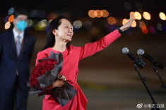 “Đại công chúa” Huawei thời bị giam lỏng, đeo vòng giám sát: Vẫn mặc sang chảnh, chân xỏ giày hiệu