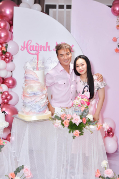 Đàm Vĩnh Hưng mừng sinh nhật con gái xinh như hoa hậu, bánh 3 tầng đúc bằng tiền 500.000 đồng