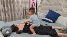 Đăng clip chơi với con trên giường, Hoà Minzy trách yêu chồng: Có ai đi công tác 4 tháng không?
