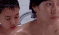 Đang tắm, mẹ đơn thân gọi con trai 13 tuổi vào xoa lưng, dân mạng chỉ trích dữ dội
