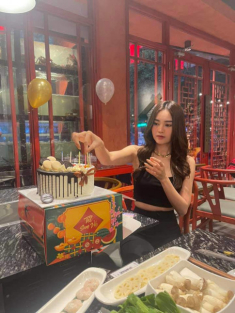 Đến Lan Ngọc cũng bị dính “lời nguyền bánh chưng”, vòng eo 54cm nay ngấn vành mỡ