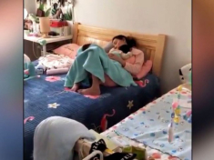 Đi làm về, anh chồng bật khóc khi nhìn thấy tình cảnh của vợ và con trong phòng ngủ