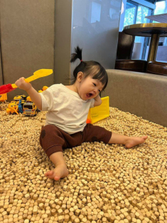 Đi tiêm phòng, con gái Cường Đôla náo loạn bệnh viện, Lisa nhà Hồ Ngọc Hà khác hẳn
