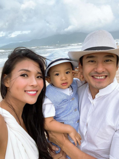 Đi từ thiện 2 tháng về, Thúy Diễm khoe nhà mới đang xây cho con vui chơi, tặng quà sang