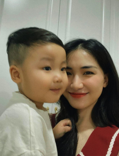 Diện bikini phải che chắn vùng dưới, Hoà Minzy đã chịu bao đau đớn để có con trai cực phẩm