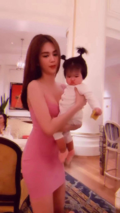 Diện chiếc váy mốt từ chục năm trước, Ngọc Trinh chứng minh bụng tròn ngày xưa giờ phẳng lì