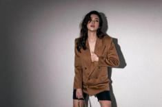 Đỗ Mỹ Linh “xả vai” MC nhà Đài, diện blazer “thả rông”, còn tạo dáng luồn tay vào áo