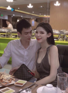 Đơn thân nuôi con, ông bố Hà Nội ngồi xe lăn được hotgirl bế lên xe 3 tỷ mỗi ngày