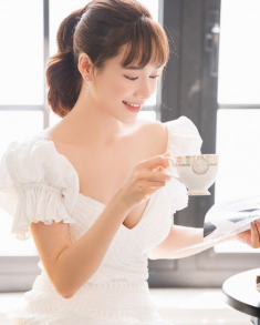 Dù chân tay gầy gò đáng báo động, Nhã Phương vẫn tỏa sáng với khuôn ngực nảy nở